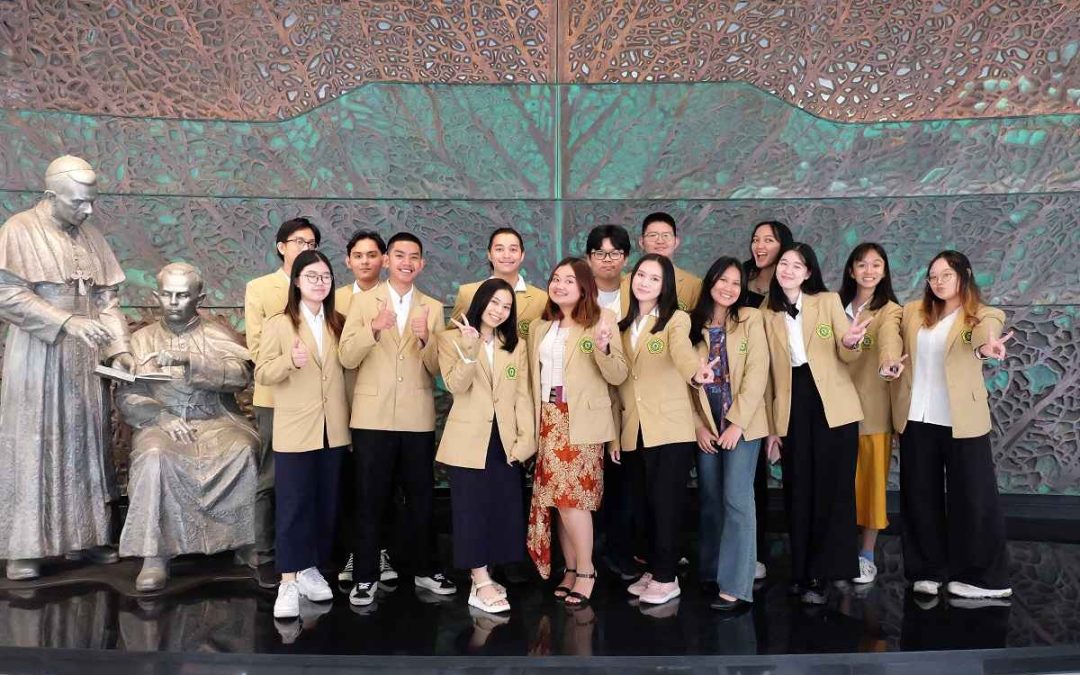 UNPAR Lepas Keberangkatan 17 Mahasiswa Student Exchange ke 14 Negara