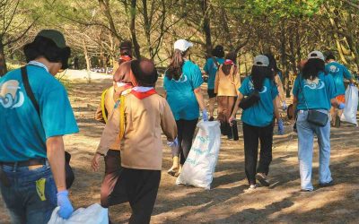 Mahasiswa UNPAR Bersihkan Pantai Sekaligus Tanam Bibit Cemara Laut di Cianjur